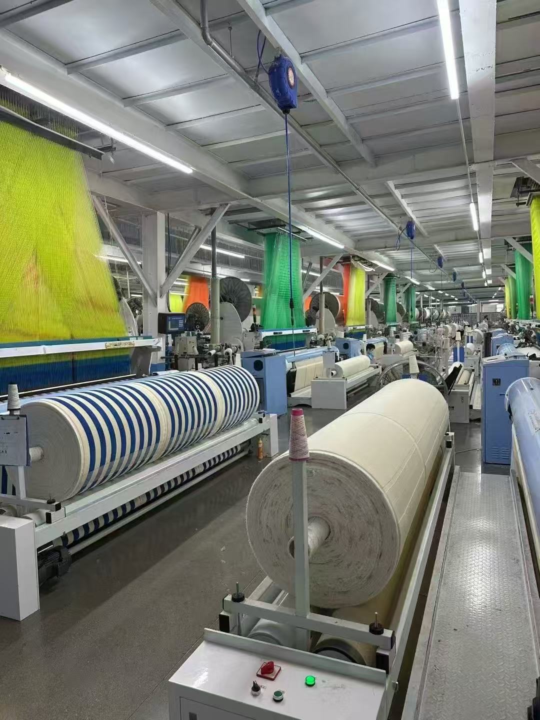 Cores suaves e brilhantes, sem desbotamento, forte absorção de água