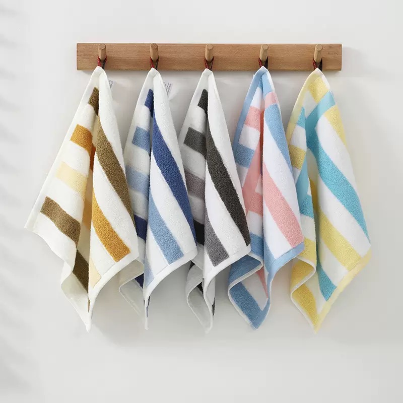 Набор банных полотенец из чистого хлопка с индивидуальными узорами и буквами, в подарочной коробке, мягкие, приятные для кожи, не выцветают, не оставляют катышков и хорошо впитывают воду.