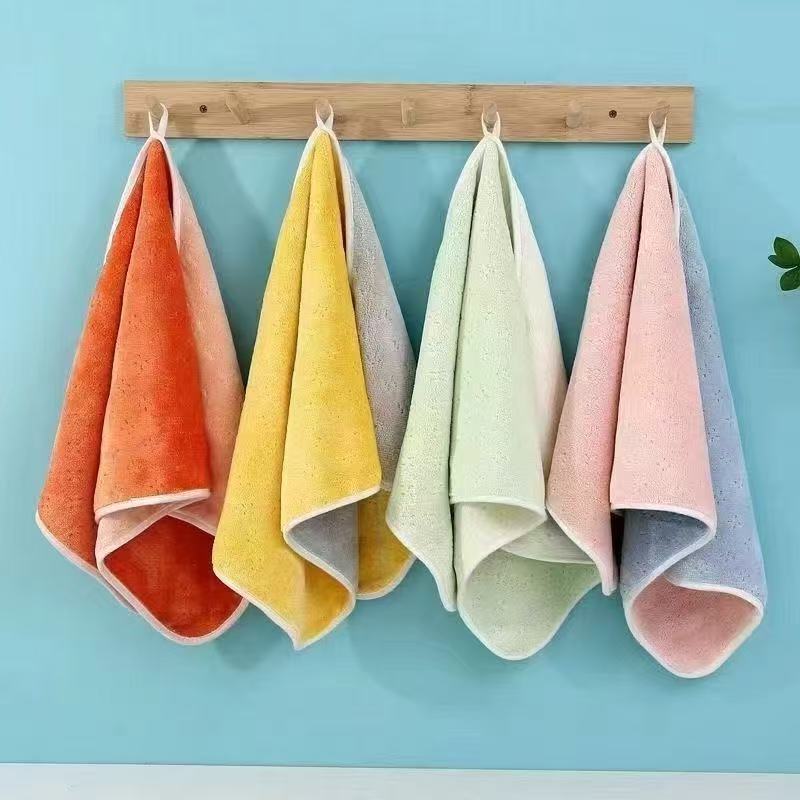 Suave, de colores brillantes, que no se decolora, muy absorbente.